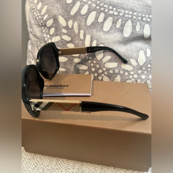 Brand new condition Burberry polarized sunglasses. BE4160 - Picture 7 of 10